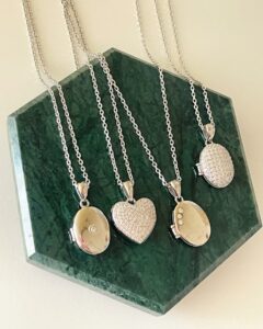 Elegant Lockets Necklace in 925 sterling silver, customizable with engraved text and photos